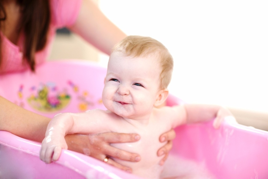 How your baby’s bath time can actually help in her development?