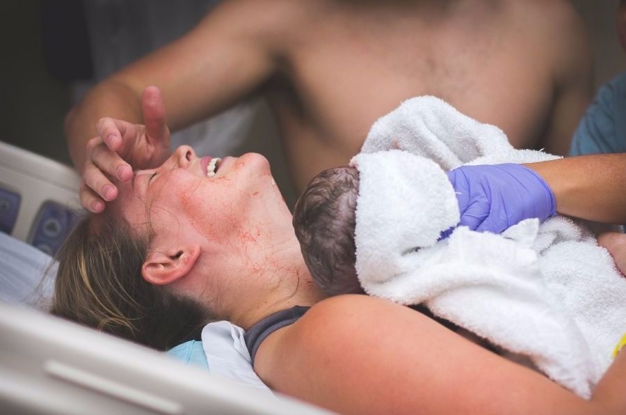 10 Real Photos That Perfectly Capture The Emotions of Moms While Giving Birth