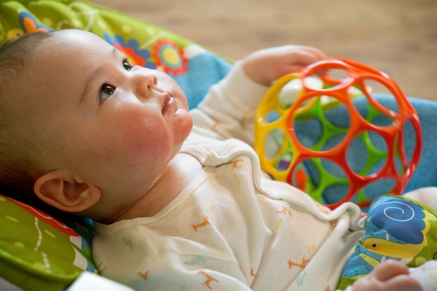 बच्चे के मस्तिष्क को विकसित कैसे करें: ०-५ महीने