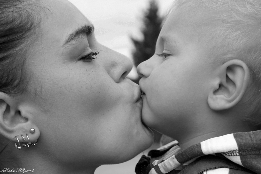 Mother Warns The Damaging Effects Of Kissing Babies On The Lips
