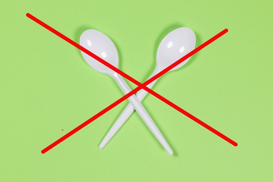 Why Your Kid&#8217;s Cutlery Should NOT Be Made Of Plastic