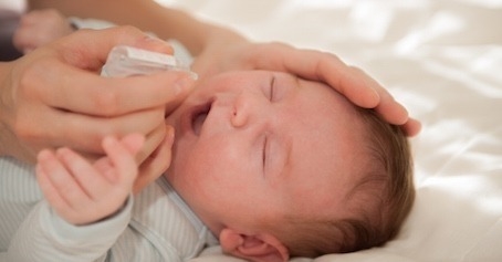 शिशुओं में नाक की जकड़न को कैसे ठीक करें ?