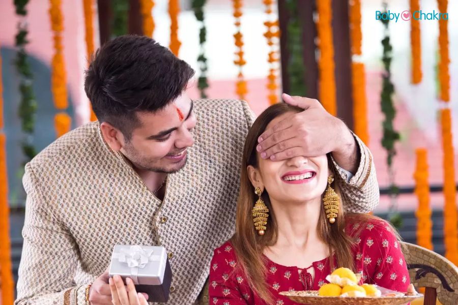 Bhai Dooj: भाई दूज के अवसर पर अगर बहन न्यू मॉम है तो क्या गिफ्ट देंगे?