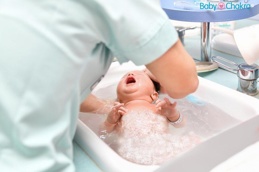 Baby’s First Bath: जन्म के बाद शिशु को पहली बार कब और कैसे नहलाएं?