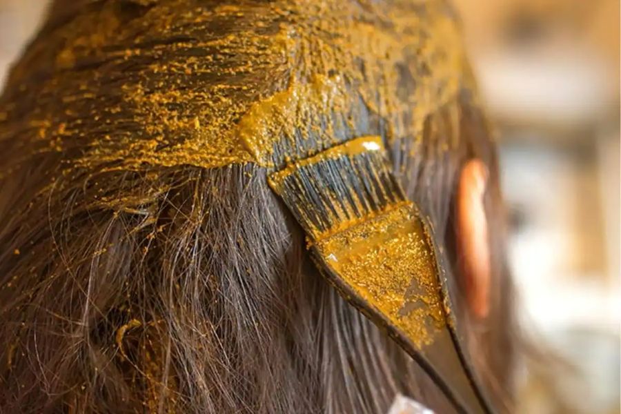 मेहंदी के साथ अंडा लगाने पर बालों को होते हैं कई तरह के लाभ, जानिए... -  benefits of henna and egg for hair